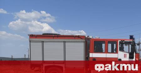 Три къщи и седем стопански постройки са напълно изпепелени при