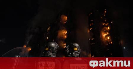 Пожарникарите продължават да се борят втори ден с пламъците в