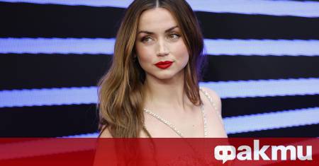 Ана де Армас крачи уверено по червения килим но един