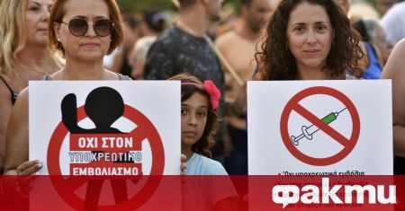 В Гърция вече отстраняват от работа неваксинираните служители в домовете