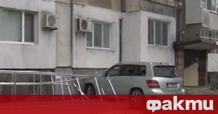 Автомобил се вряза в жилищен блок в Бургас и повреди