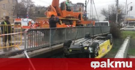 Таксиметров автомобил е паднал от мост в коритото на Владайска