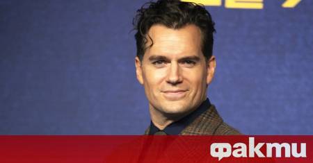 Актьорът Хенри Кавил заменя костюма на Супермен и меча от