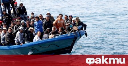 Платноходка превозваща десетки мигранти която е изпратила сигнал за помощ