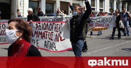 Гръцките учители подготвят протест срещу нови закони, съобщи Катимерини. Правителството