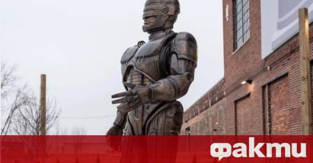 Бронзова статуя на РобоКоп с височина 3 3 метра беше