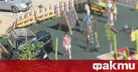 Лек автомобил се вряза в детска площадка в Сливен на