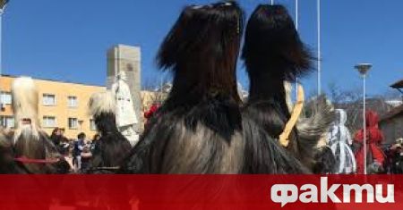 Полицаи разпръснаха протестно шествие на кукери в Разлог предаде БНТ