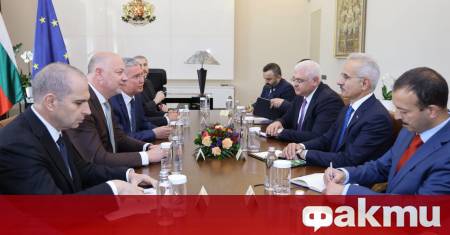 Министър председателят Росен Желязков и министърът на транспорта и инфраструктурата на