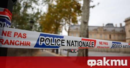 Полицията в Париж е простреляла мъж въоръжен с нож на