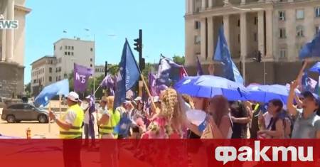КНСБ и КТ Подкрепа излязоха на протестна акция пред сградата