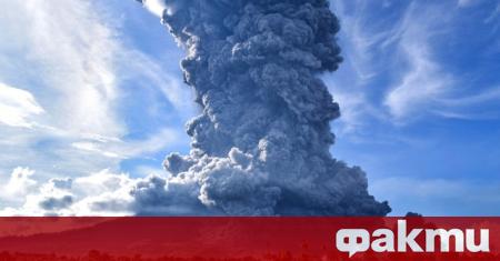 Вулканът Синабунг на индонезийския остров Суматра днес изригна, изхвърляйки стълб