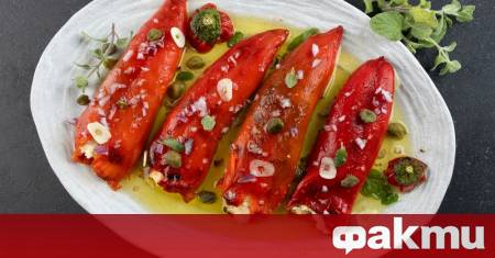 Необходими продукти дълги червени чушки 8 бр сирене фета 250