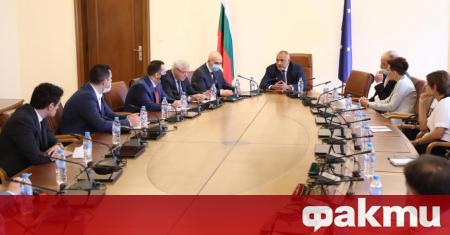 Министър-председателят Бойко Борисов разговаря с представители на големи търговски обекти