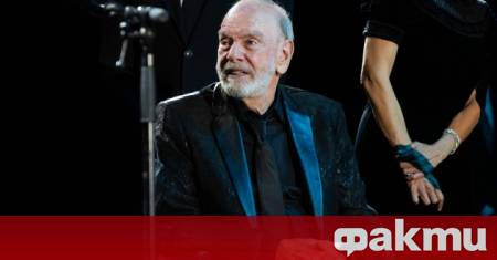 Нийл Даймънд популярен американски певец автор на песни и актьор