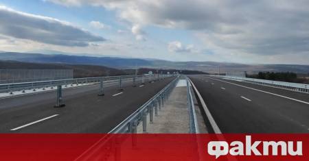 Новият трикилометров участък на автомагистрала Хемус от пътен възел Дерманци