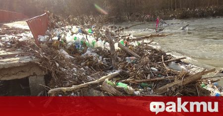 Започна разчистването на отпадъците по река Струма край Невестино Наводненията