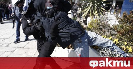 Гръцки студенти за втори ден държат окупирана сградата на администрацията