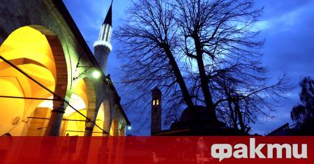 Мюезините всеки ден призовават вярващите към молитва жените носят забрадки