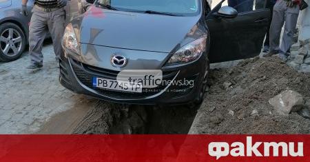 Лек автомобил пропадна в голяма дупка в центъра на Пловдив.