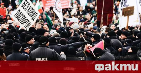 Трима полицаи са настанени във ВМА след протестите пред Народното