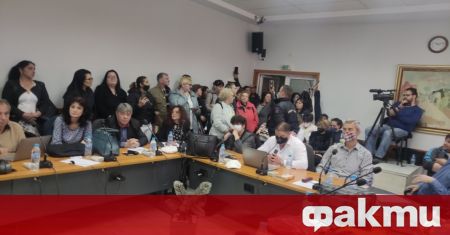 Служители на частните траурни агенции в Ловеч и граждани излязоха