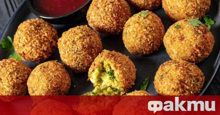 Необходими продукти броколи 400 г яйца 2 бр кашкавал или