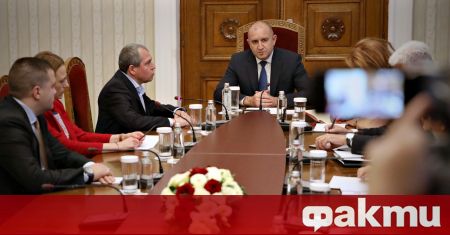 Президентът Румен Радев седна на масата за консултации с представители