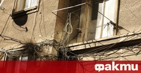 Столичани сигнализират за висящи кабели по централните софийски улици Необезопасени