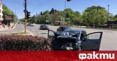 Два автомобила се удариха този следобед на кръстовището на Орлов
