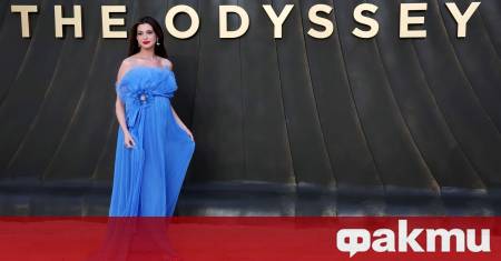 Вместо да забави темпото тя се впусна в световна обиколка