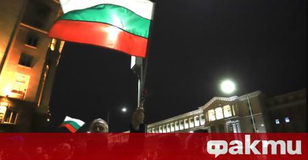 На фонтана пред Президентството в София отново се събират хора