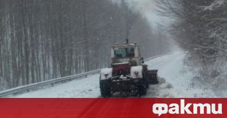 Редица пътища в страната са затворени заради обилния снеговалеж Малко