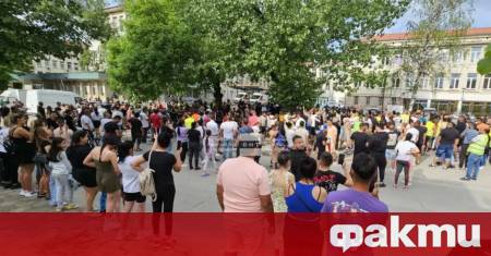 Жители на Литаково и близки на починалото в линейка 7 годишно