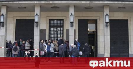 Дълги опашки от граждани желаещи да сменят своите левове в