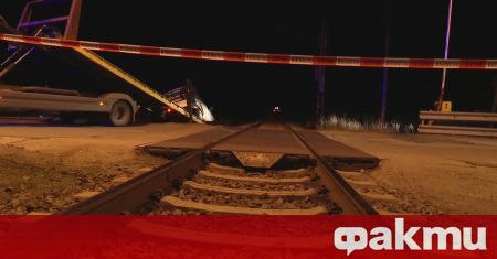 Влак удари лек автомобил на прелез в междугарието на разделен
