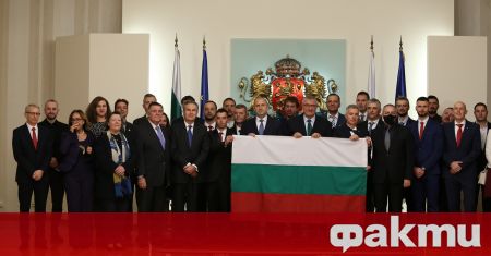 Президентът Румен Радев връчи на церемония на Дондуков 2 Националното
