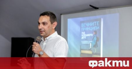 Преподавател от бургаското средно училище Константин Петканов успя да привлече