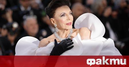 Актрисата и певица Джоан Колинс публикува снимки от лятната си