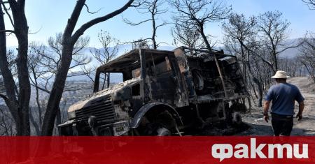 Гръцки огнеборци трети ден гасят пожарите край Коринт Огънят е