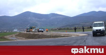 Очаква се днес да бъде пуснато движението по пътя Мездра