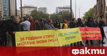 Десетки фенове са се събрали пред Националния дворец на културата