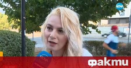 Жена изпива обезболяващо хапче след тежък работен ден а часове