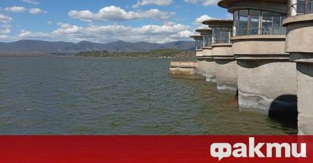 Забелязахме във водата че има младеж който трудно плува Започна