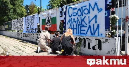 Днес столичният стадион Александър Шаламанов осъмна преобразен – оградата му