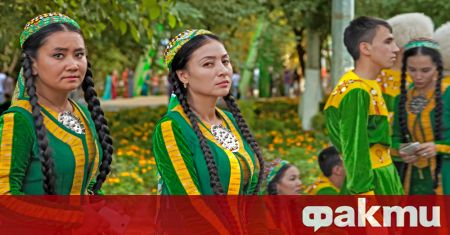Бившата съветска република Туркменистан забрани на жените да използват козметика