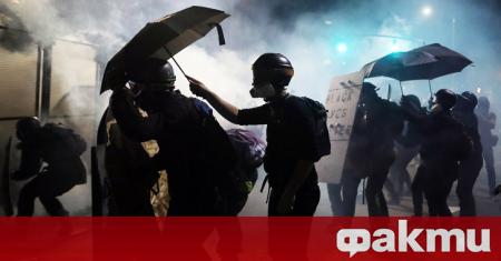 Нови сблъсъци между протестиращи и полиция в Портланд. Демонстрантите хвърляли
