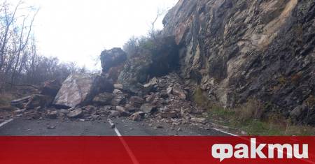 Екипи на пътноподдържащата фирма разчистват свлечената скална и земна маса