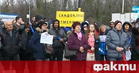 Жители на Лозен излязоха на протест срещу ферма за лаври