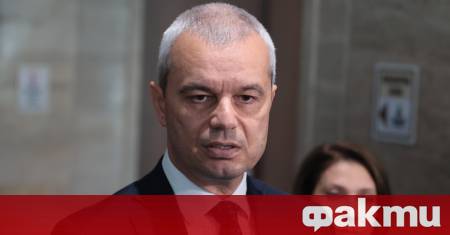 Пред журналисти в кулоарите на парламента лидерът на Възраждане Костадин